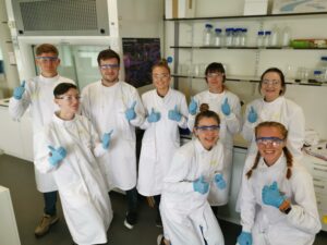 8 young bio grad apprentices in laboratory